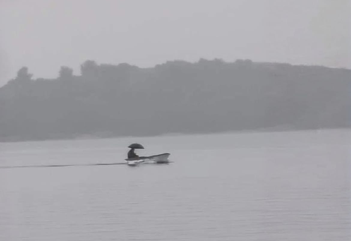 HIT FOTOGRAFIJA Čovjek s Murtera otišao na more s kišobranom