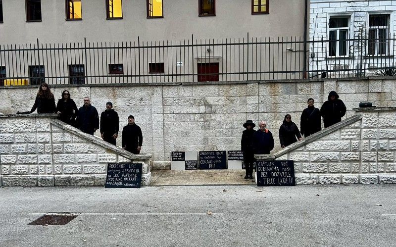 Obučeni u crno, građani se okupili pred pulskim DORH-om