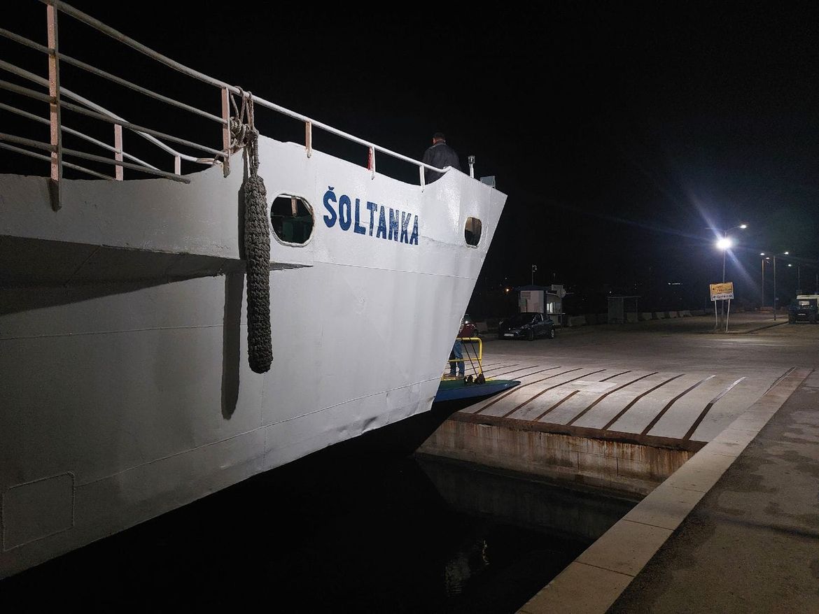 TRAJEKT ŠOLTANKA SE POKVARIO Deseci automobila s putnicima zapeli na Drveniku Velom i Malom