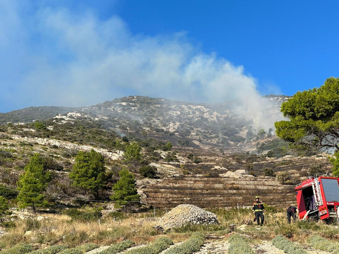 Na Hvaru izbio požar kojeg je morao gasiti kanader