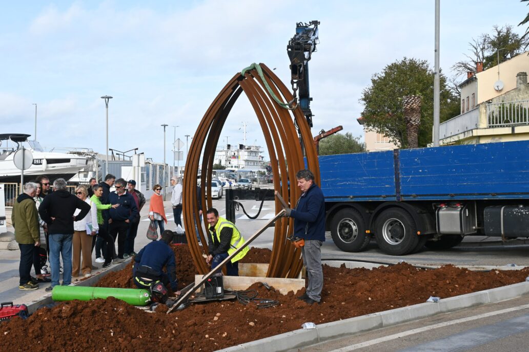 Na Rivu lošinjskih kapetana postavljaju se spomen obilježja zaslužnim osobama iz lošinjske pomorsko brodograditeljske povijesti