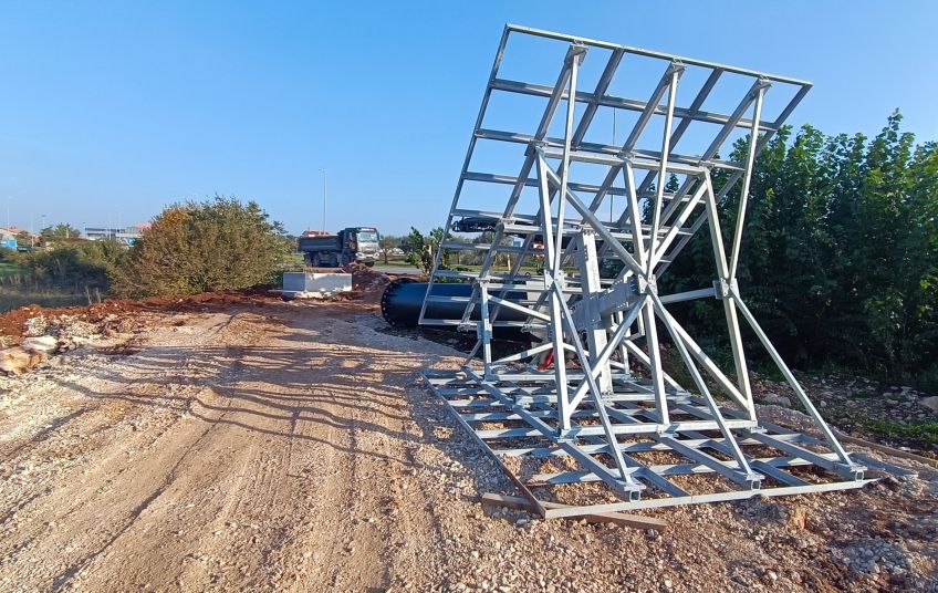 Komunalno redarstvo spriječilo bespravno postavljanje reklamnog panoa uz državnu cestu u Vodnjanu