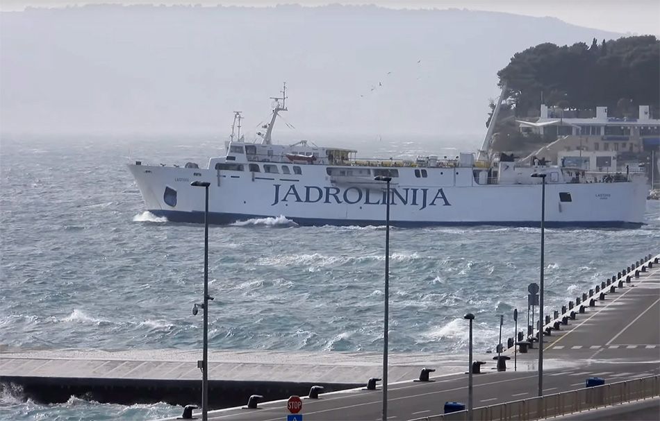 Jako jugo ometa promet prema nekim otocima, na kopnu pada snijeg