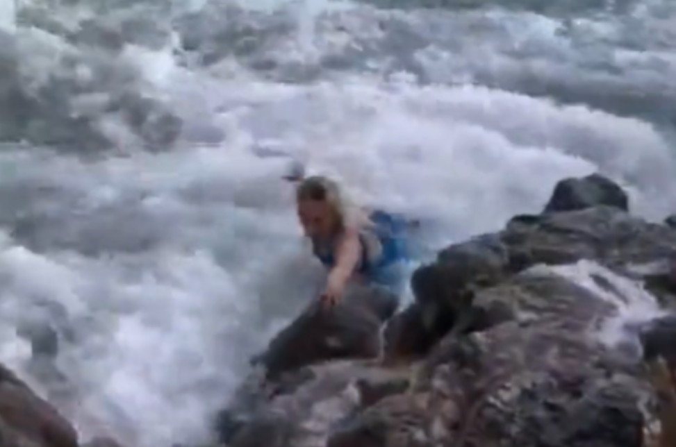 Valovi su je progutali -  pogledajte zašto se s morem nije za igrati!