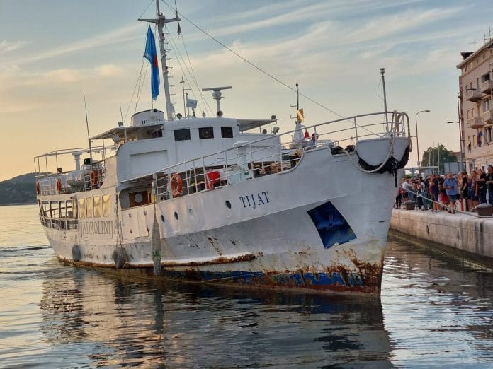 Umirovljeni putnički brod Tijat, na šibenskoj rivi skuplja hrđu i strpljivo čeka obnovu