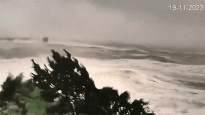 VIDEO Olujno nevrijeme na Crnom moru uništavalo brodove