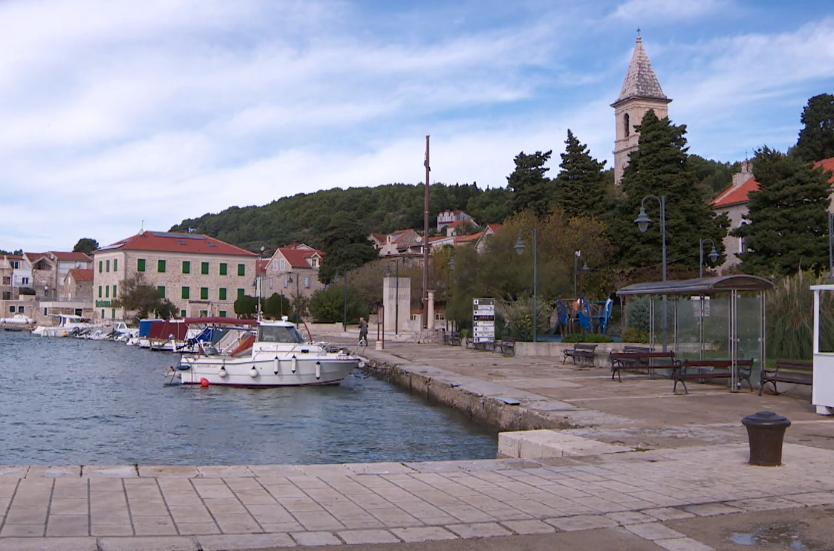 Zbog juga, od kopna odsječeni otoci Zlarin i Prvić