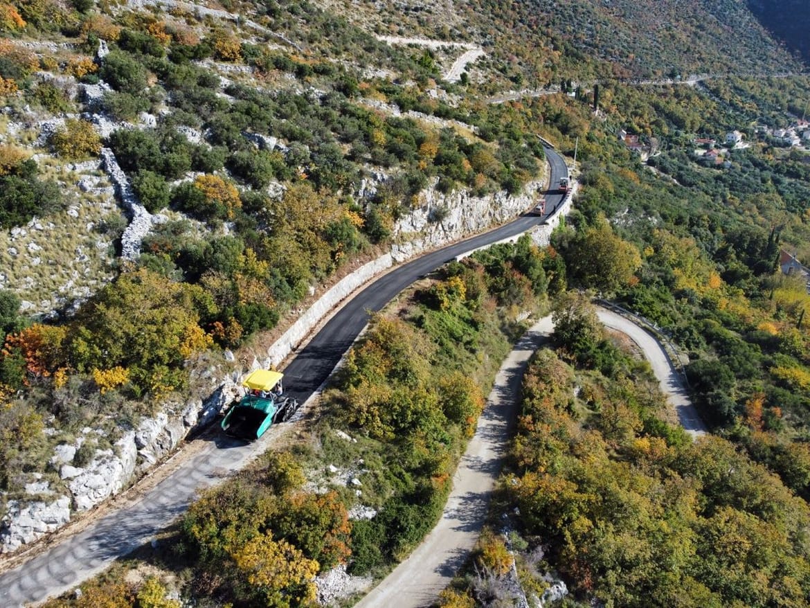 FOTO Obnavlja se i uređuje četiri kilometra duga dionica ceste od Dubravice do Trstenog