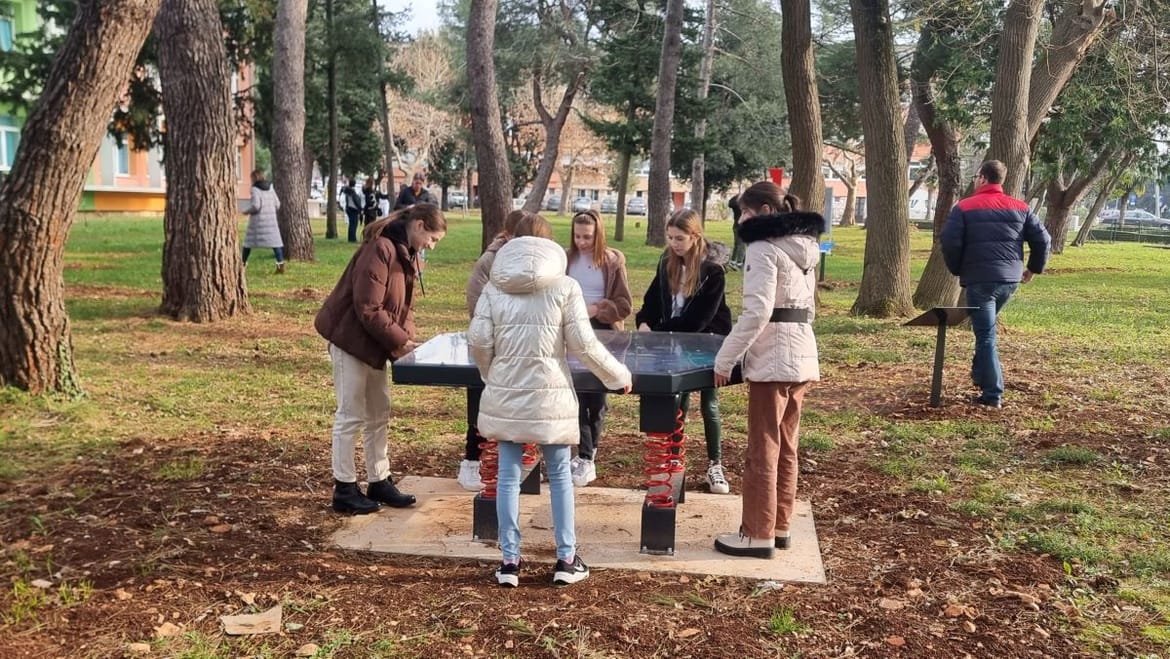 Umaški osnovnoškolci dobili interaktivnu STEM instalaciju morske tematike