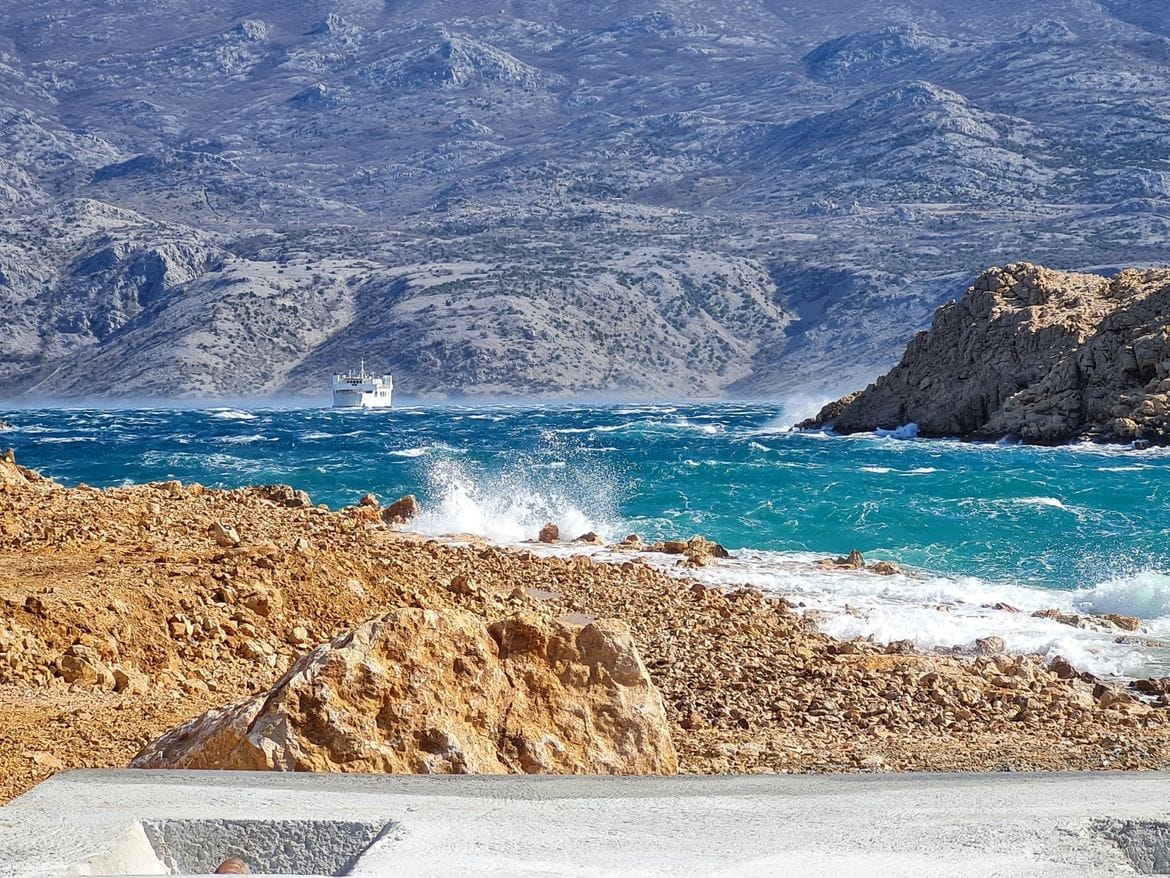 Zabrane i ograničenja u prometu zbog jakog vjetra - Od sjevera do juga Jadrana puše jaka i olujna bura