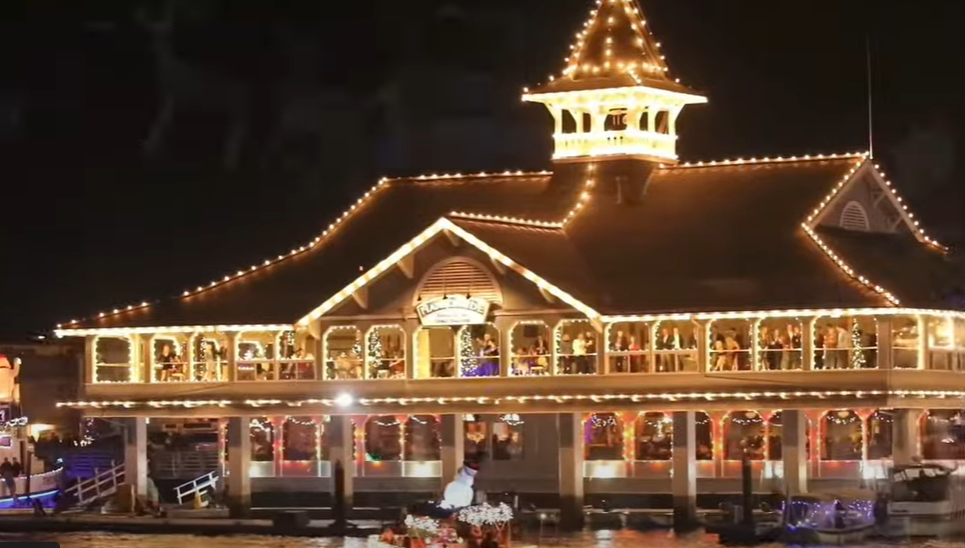 VIDEO Amerikanci uvijek idu "over the top"! Pogledajte kako izgleda božićna parada brodova u Kaliforniji