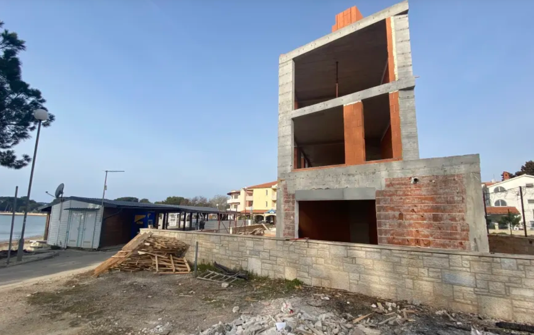 NEVJEROJATNO Ova žena uporno odbija činjenicu da ne može bespravno graditi 30 metara od mora!