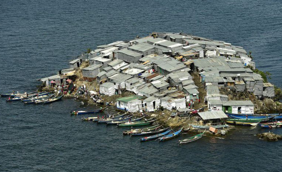 Ovo bi mogao biti najnaseljeniji otok na svijetu - ima 4 kafića, ljekarnu, čak i javnu kuću!