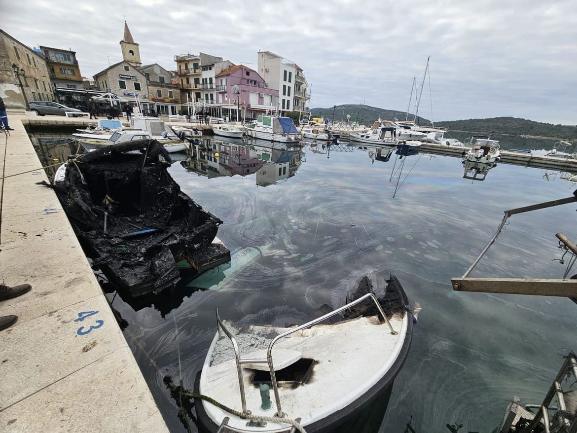 Policija istražuje 62-godišnjaka zbog zapaljenih brodova u Pirovcu