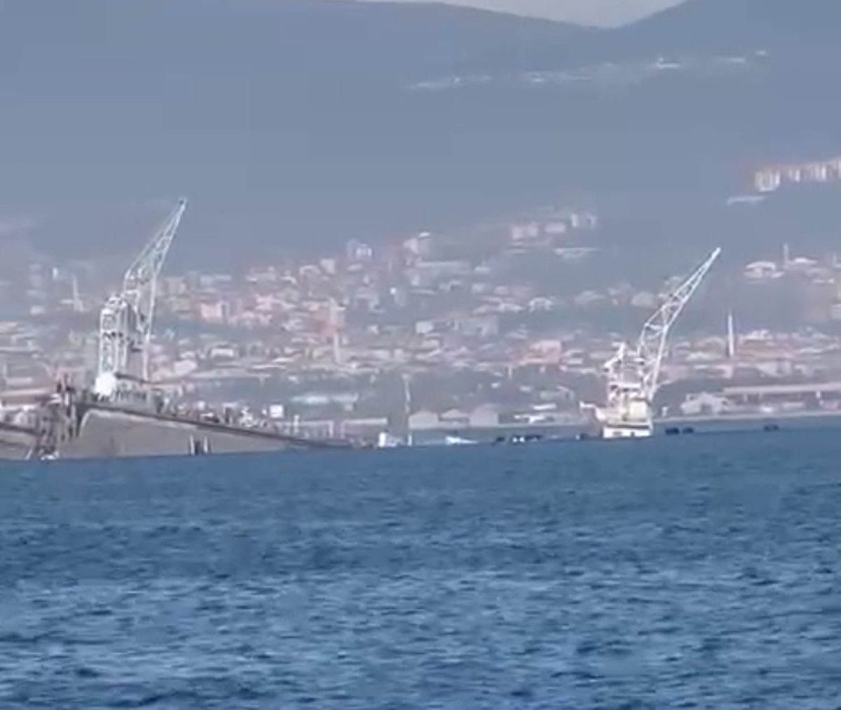 VIDEO Prilikom ukrcavanja jahte, u brodogradilištu potonuo plutajući dok!