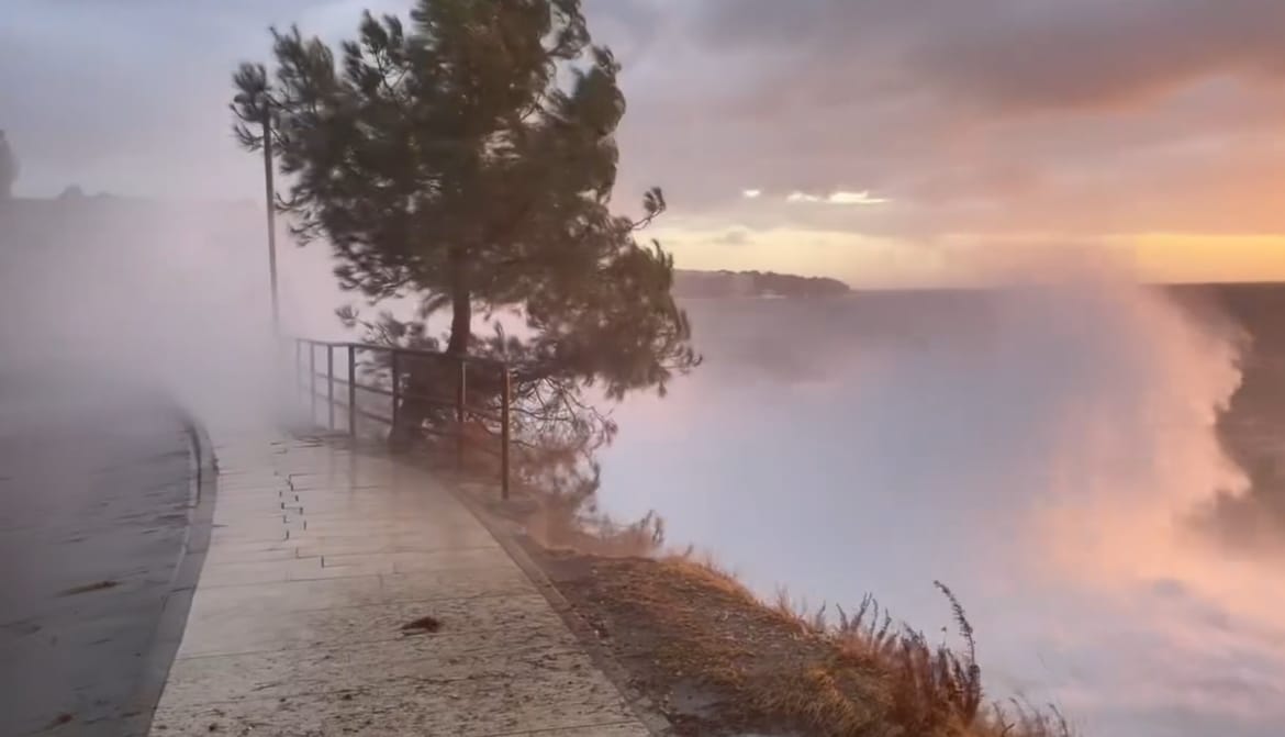 VIDEO Veliki valovi preplavili pulski lungomare