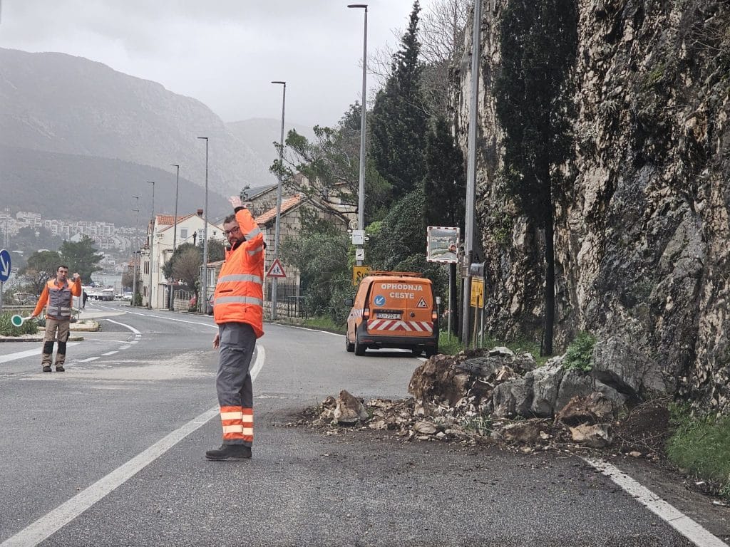 Zbog jake kiše odron na cesti kod Dubrovnika!