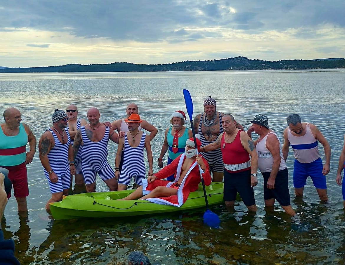NOVOGODIŠNJE KUPANJE Šibenčani u moru obilježili 180 godina turizma u svom gradu