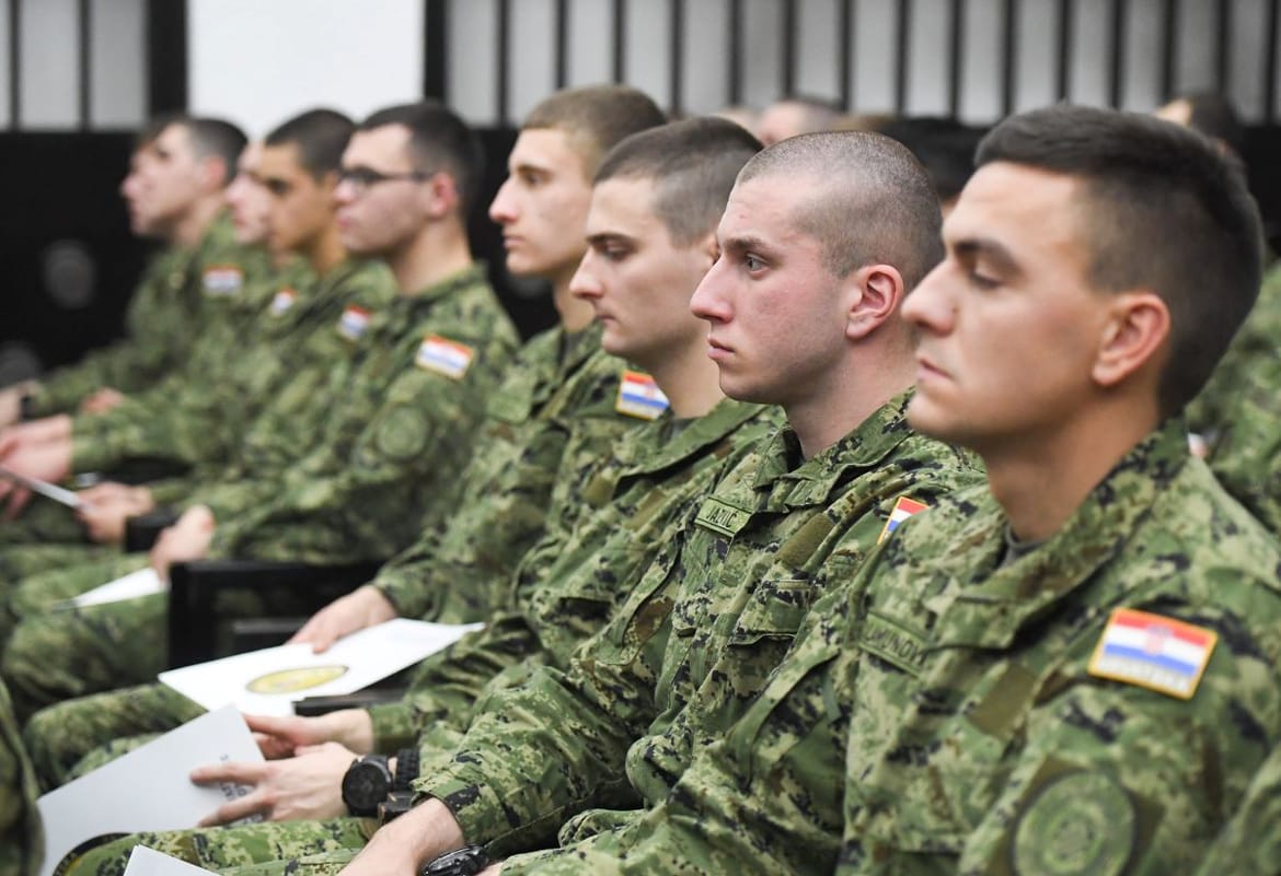 Čim završe srednju, mladići i djevojke će morati na 30 dana vojne obuke?