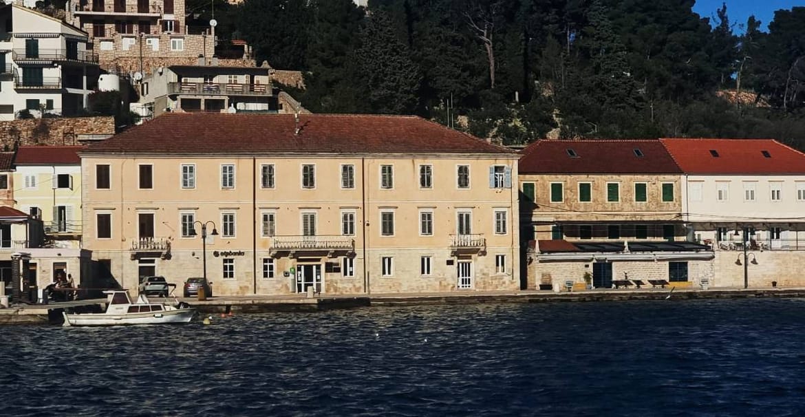 ŠTO SE DOGAĐA U JELSI? Načelnik: "Stranci su nasilno upali u zgradu "Depadanse" i zauzeli su kancelarije na drugom katu!"