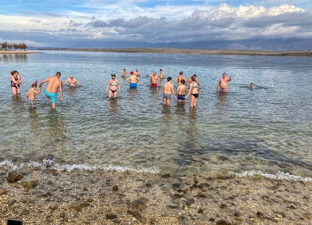 Mađari na otoku Viru odradili prvo (n)ovogodišnje kupanje