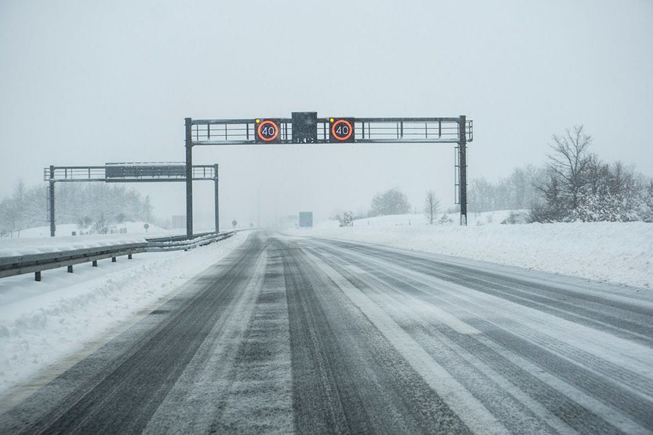 Zimski uvjeti na cestama, olujni vjetar ometa promet na kopnu i moru