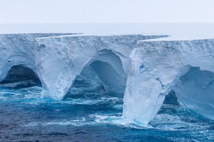 VIDEO Pogledajte kako najveći svjetski ledenjak pluta Antarktičkim oceanom - vidi se i iz svemira!