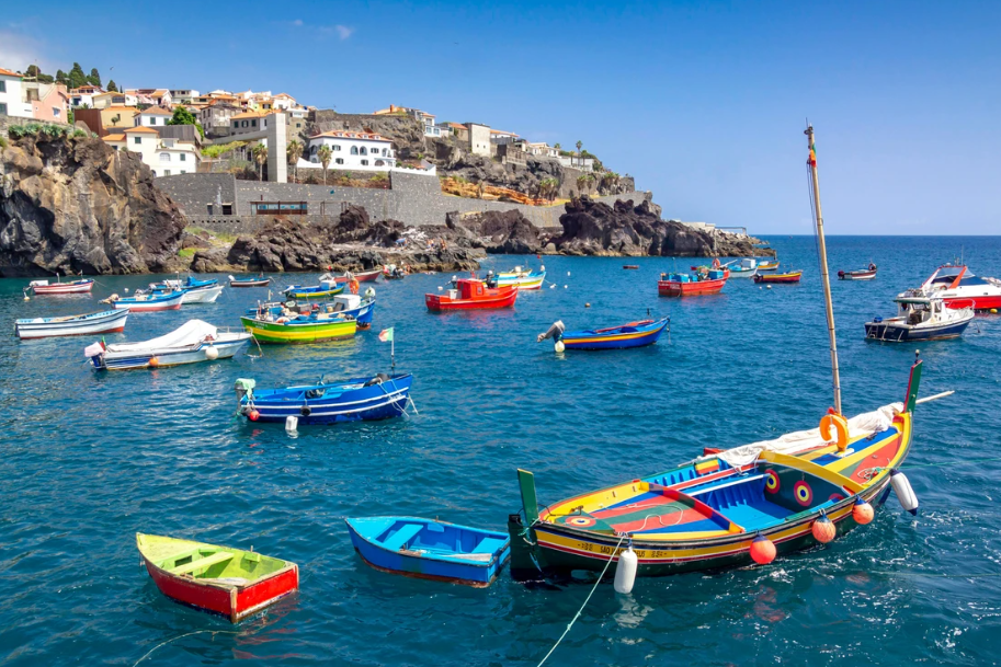 OTPUTUJTE NA MADEIRU Ako imate manje od 24 godine, vješti ste u slikanju, ručnom radu i zanatskim djelatnostima