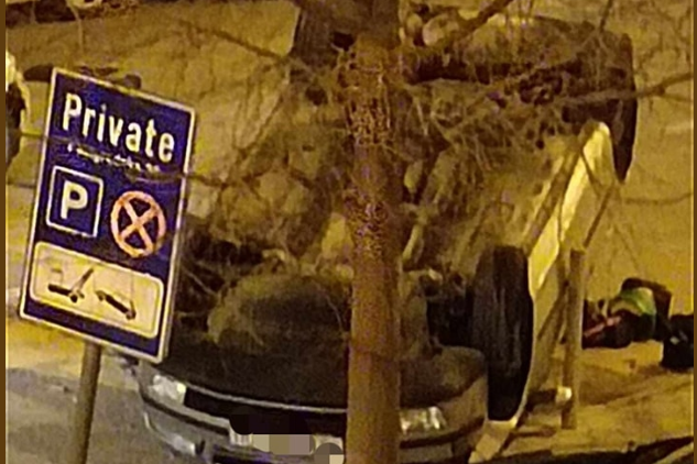 Misteriozna prometna situacija u Splitu - auto na krovu,motor upaljen, nigdje nikoga...