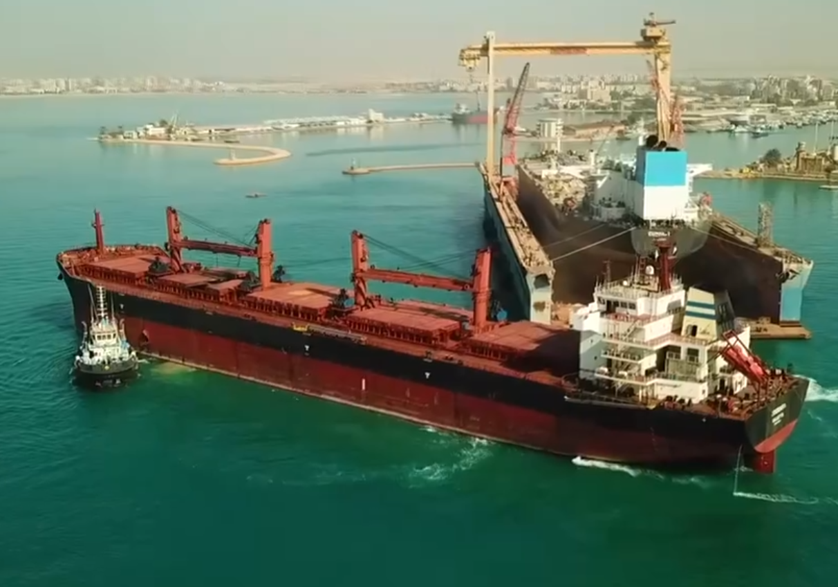 HRABRI TERETNJAK Raketirali ga Huti, popravili Egipćani i vraća se u Crveno more!