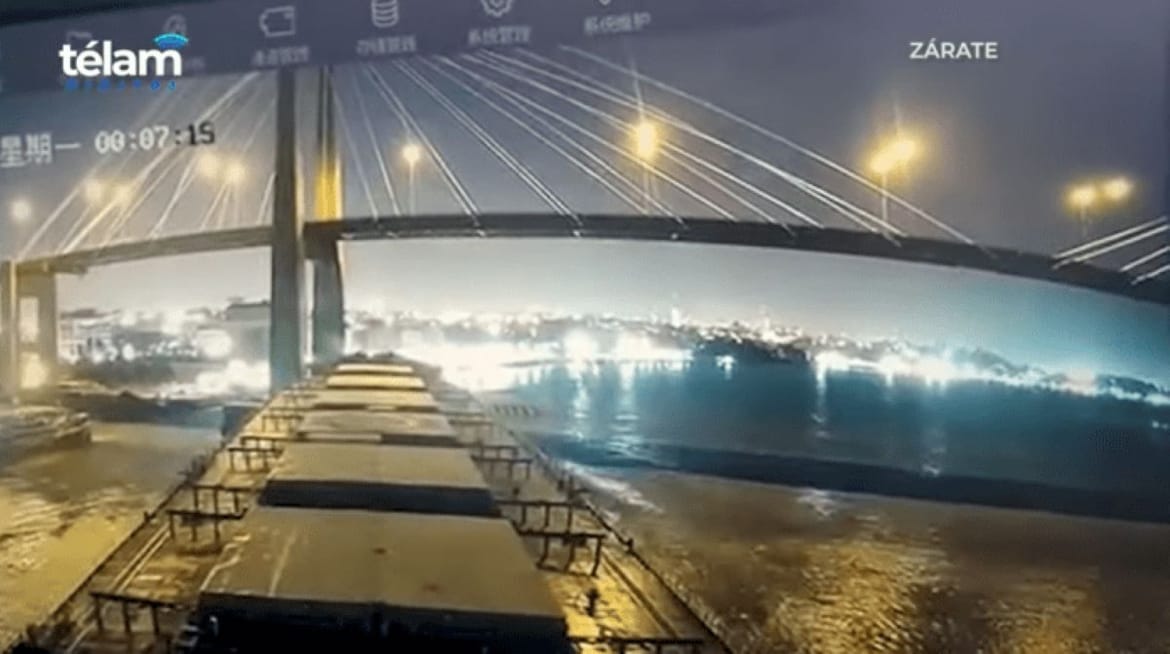 VIDEO Bulker udario u potporni stup mosta