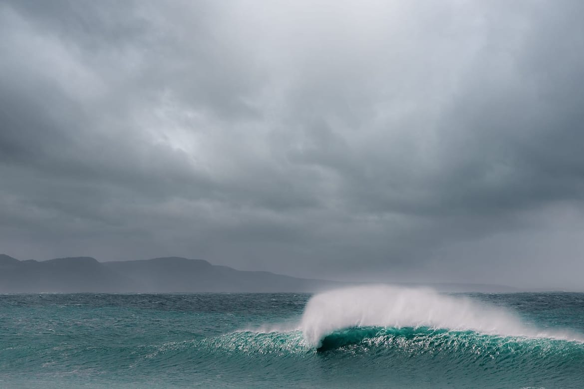 IZRAZITO OPASNO VRIJEME Crveni meteoalarm zbog olujne i orkanske bure - zatvorene ceste i brodske linije!