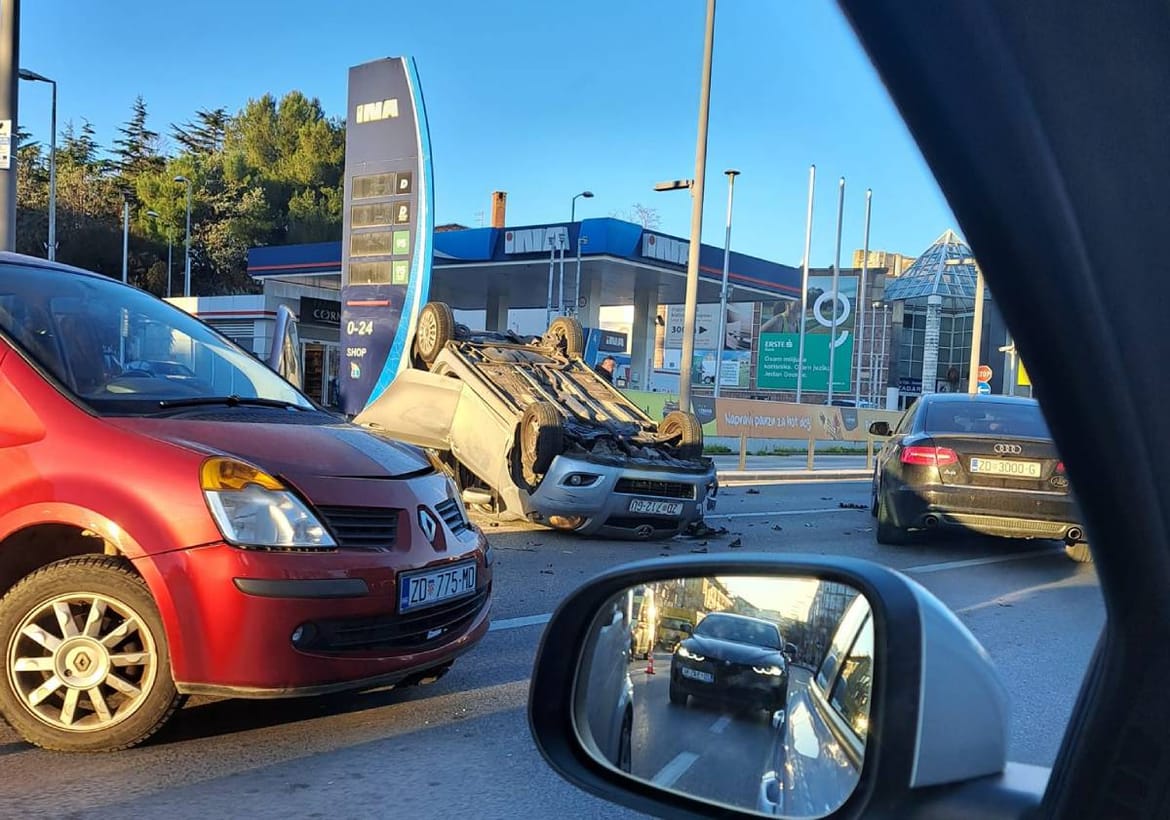 Prevrnuo se automobil sa ženom i djetetom u zadarskim Jazinama