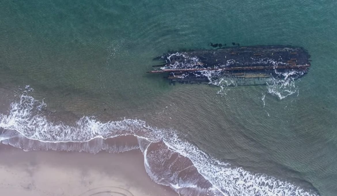 VIDEO Stoljetna tajanstvena olupina isplivala na obalu otoka
