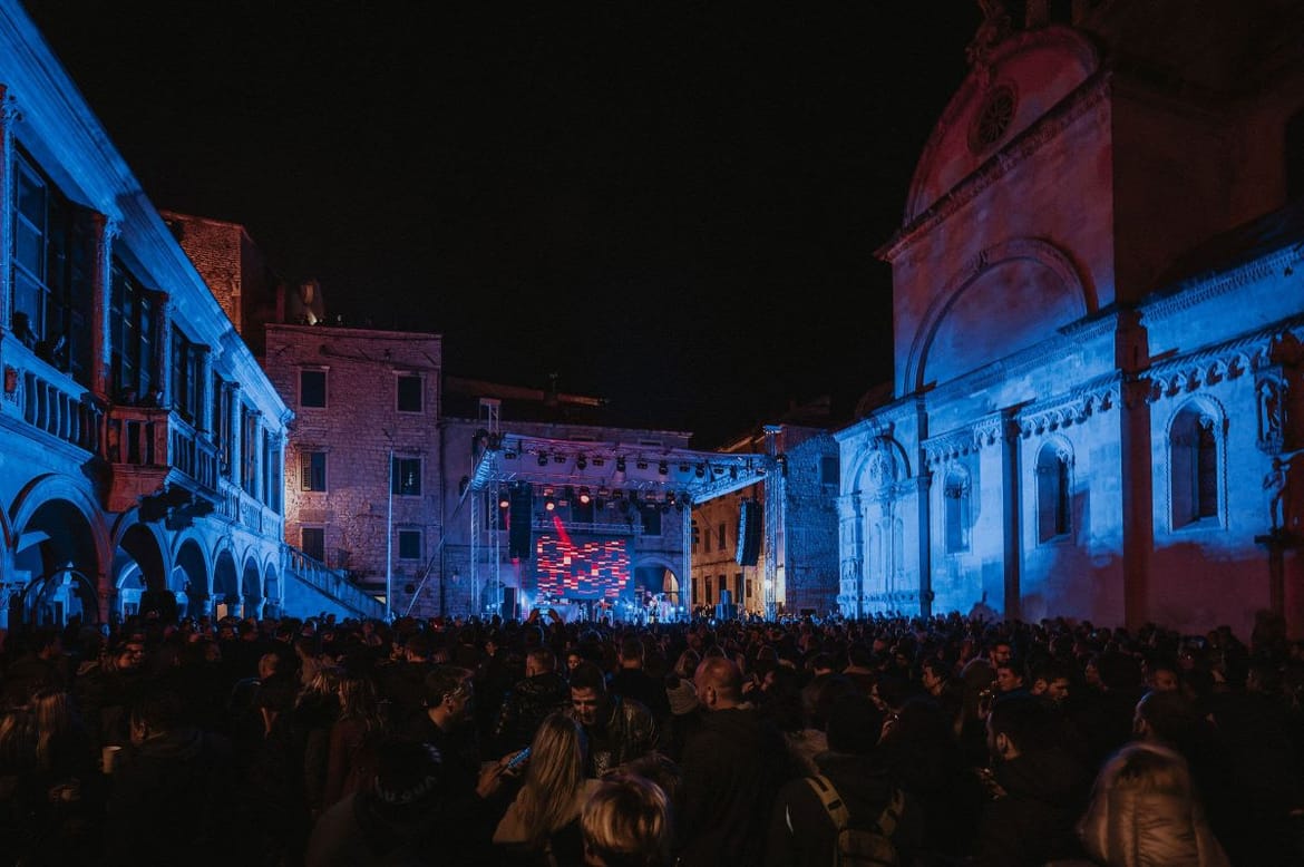 Prvoklasna novogodišnja noć u Šibeniku: Uz kultni britanski Stereo MC's plesalo se satima