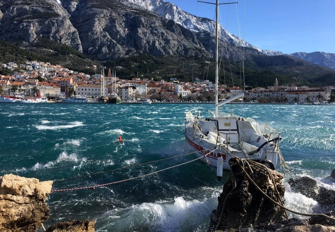 BURA PODNO BIOKOVA Jutro hladno, poslijepodne smirivanje