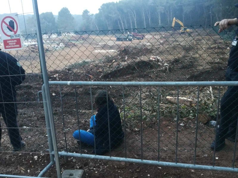 Zovu javnost na pulske Valkane: "Zaštitarska firma fizički nasrnula na ljude koji prosvjeduju zbog nezakonite sječe šume"