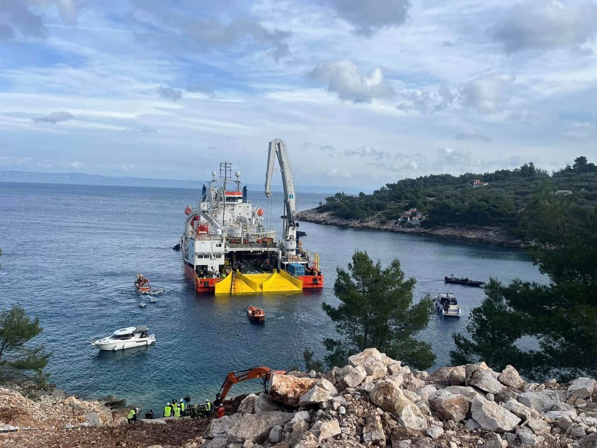 Polaganje podmorskog kabela Korčula-Hvar iz uvale Prapatna u Veloj Luci - Zadnji ovakav događaj u Veloj Luci dogodio se davne 1972.