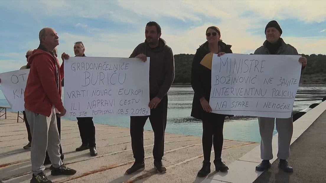 NE DA IM SE PJEŠKE Kaprijani u Šibeniku prosvjeduju - Ne daju trajektu pristati na 745 metara daleko pristanište