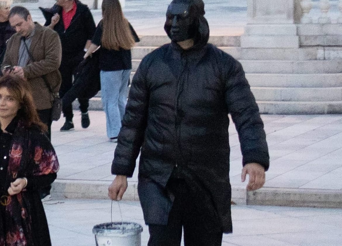 Zadarska policija uhitila maskiranog tipa koji je kantom crne tekućine polio Grbina SDP-ovce