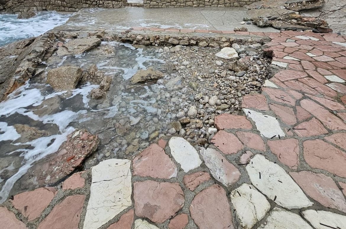 Divljaci u Dubrovniku pokrali kamene ploče i klupe koje su na pomorskom dobru postavili građani: "Molimo Grad da intervenira!"