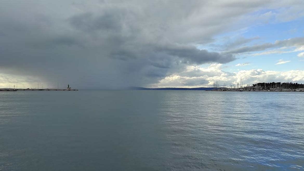 Osim južine, očekuje nas oblačnije i kišno vrijeme