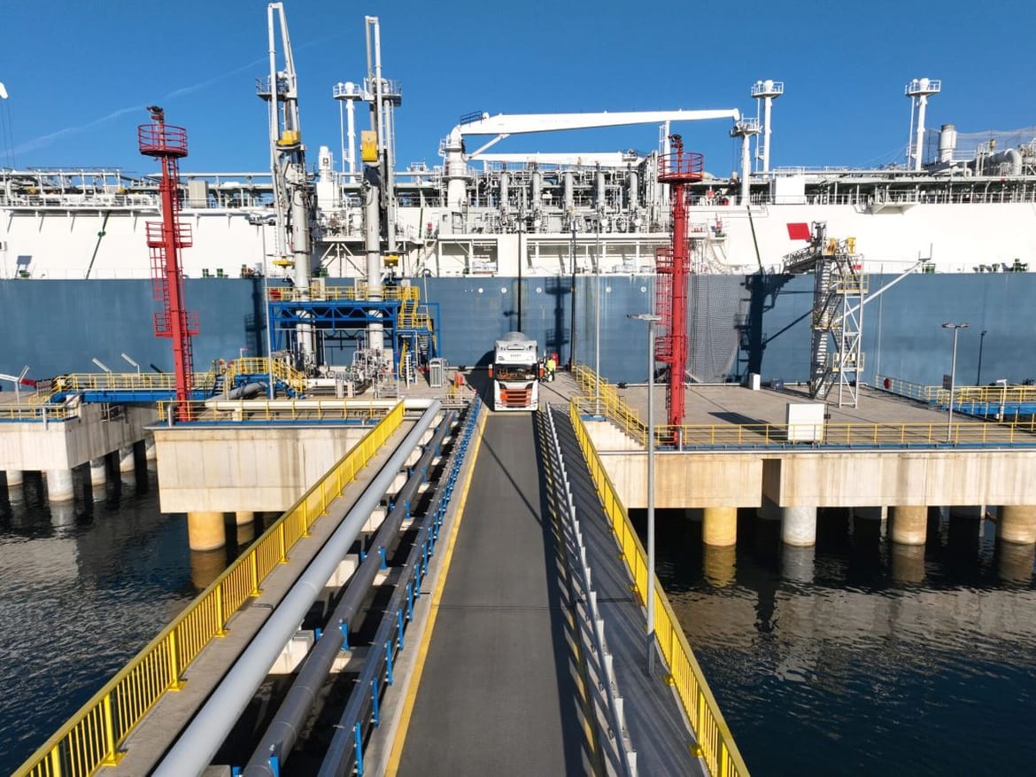 Obavljena 300. operacija pretovara s FSRU broda na cisterne za prijevoz ukapljenog plina