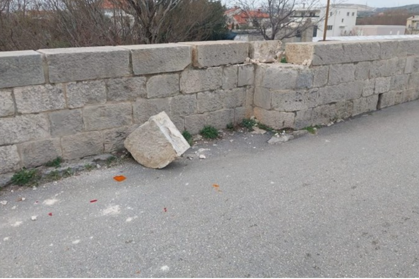 SRAMOTA Teški kamioni uništavaju povijesni most u Rakitama kod Žrnovnice