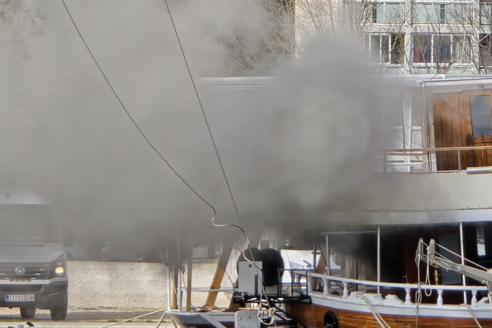 Vatra na brodici u Omišu!