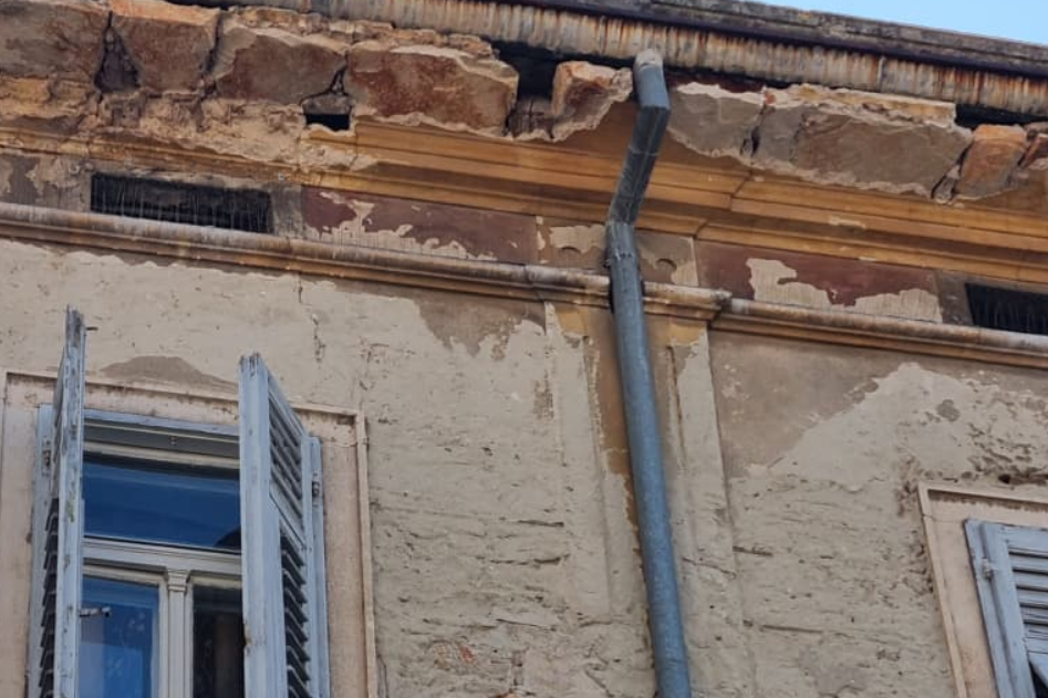 Ovo nitko ne bi poželio nad glavom dok hoda gradom - pogledajte opasnu fasadu u Puli!