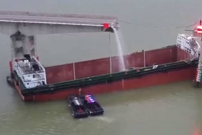 VIDEO Teretni brod se zabio u most, s komadom mosta pao javni autobus, ima poginulih!