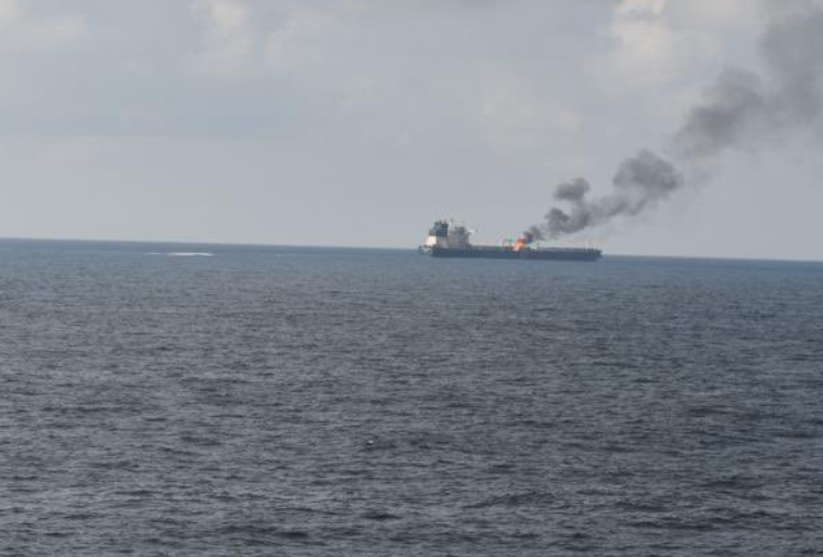 Huti s dva projektila pogodili teretnjak u Adenskom zaljevu - na brodu izbio požar!