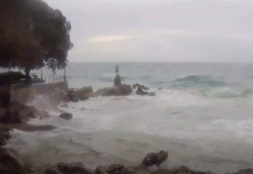 Olujno jugo razbilo betonsku plažu u Opatiji, u Crikvenici valovi topili barke!
