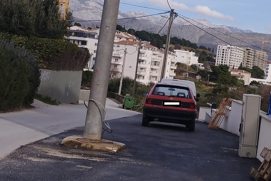 Nasred ceste na splitskom Žnjanu - rasvjetni stup!